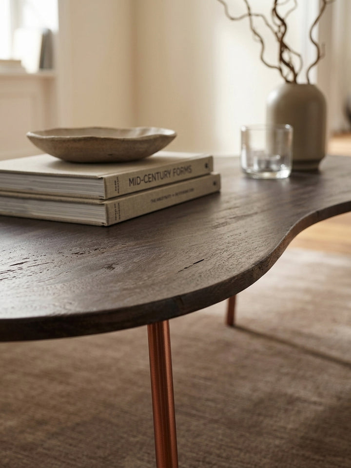 Detailaufnahme der dunklen Holzmaserung des Massivholztisches. Die lackierte Oberfläche aus indischem Akazienholz zeigt eine edle, natürliche Struktur und hochwertige Verarbeitung._