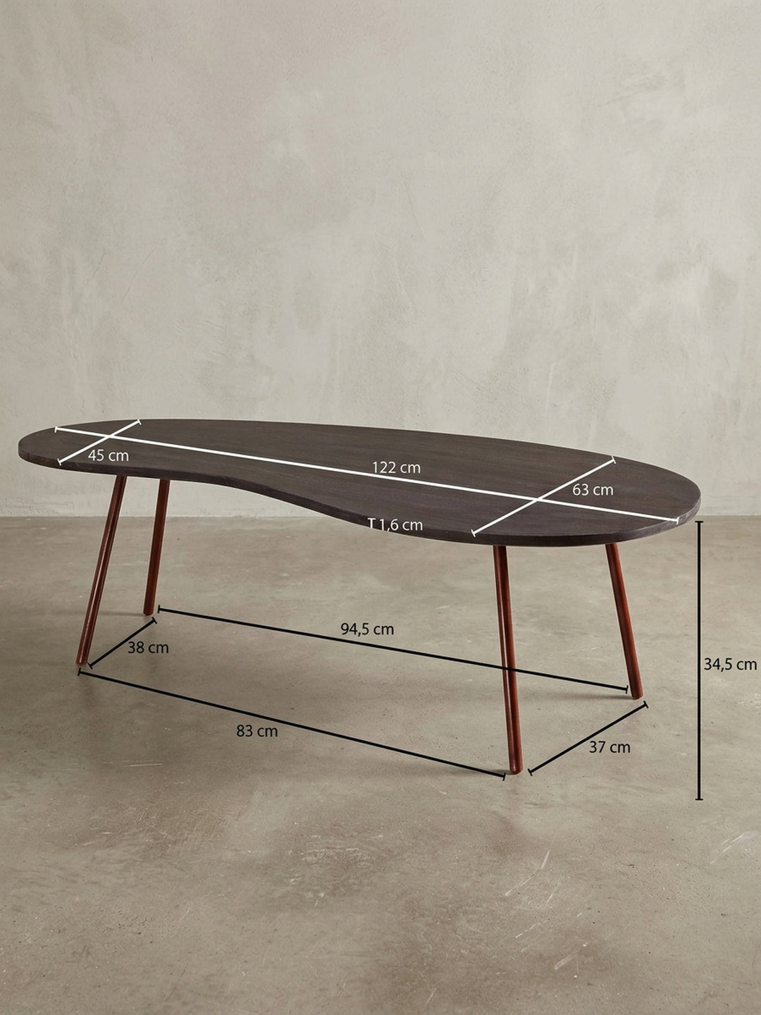 Detailansicht der Unterkonstruktion des Couchtisches. Die kupfernen Metallbeine sind präzise und sicher mit der massiven Akazienholzplatte des organischen Nierentisches verschraubt._