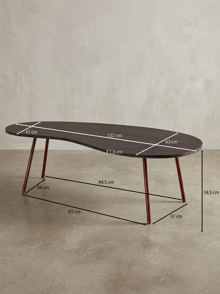 Detailansicht der Unterkonstruktion des Couchtisches. Die kupfernen Metallbeine sind präzise und sicher mit der massiven Akazienholzplatte des organischen Nierentisches verschraubt._