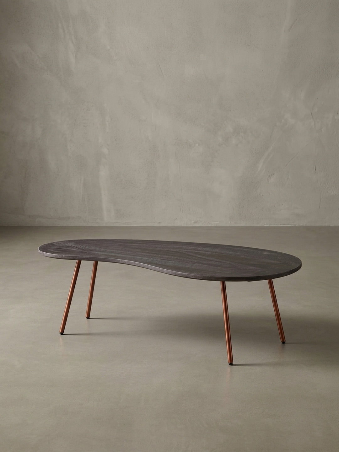 Weitere Perspektive des organischen Wohnzimmertisches im 50er Jahre Design. Dunkles Massivholz und elegantes kupferfarbenes Metall verschmelzen zu einem hochwertigen Möbelstück._