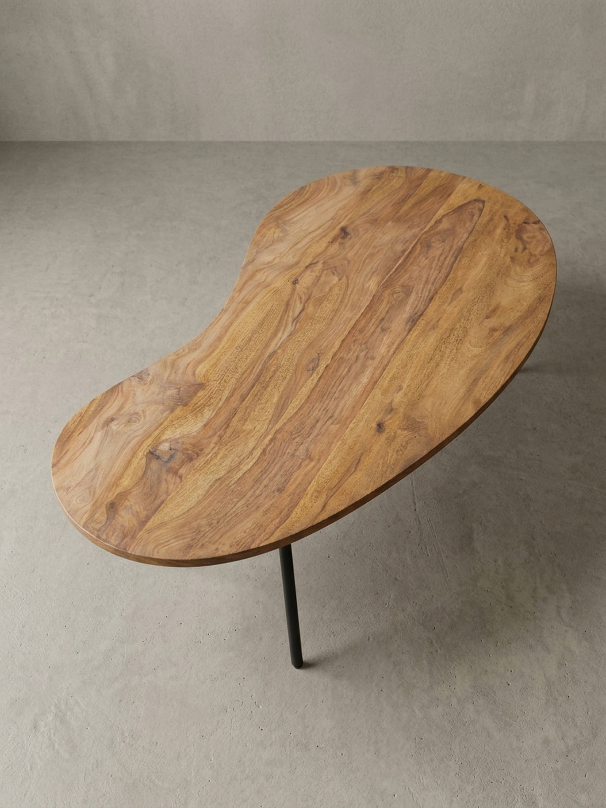 Alternative Ansicht des Sheesham Holz Couchtischs, die die breite 63 cm tiefe Seite betont. Natürliche Farbnuancen des Rosenholzes kommen vor dem neutralen Hintergrund zur Geltung._