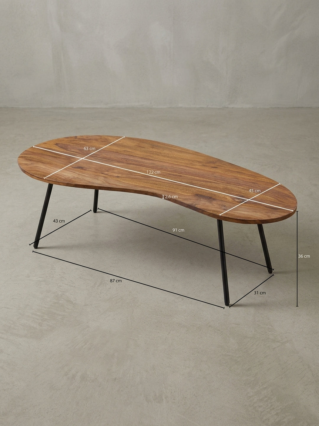 Rückwärtige Perspektive des 50er Jahre Stil Couchtischs. Detailansicht der Tischkante aus indischem Akazienholz und der stabilen Beinverschraubung an der Unterseite._