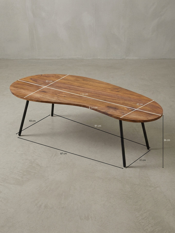 Rückwärtige Perspektive des 50er Jahre Stil Couchtischs. Detailansicht der Tischkante aus indischem Akazienholz und der stabilen Beinverschraubung an der Unterseite._