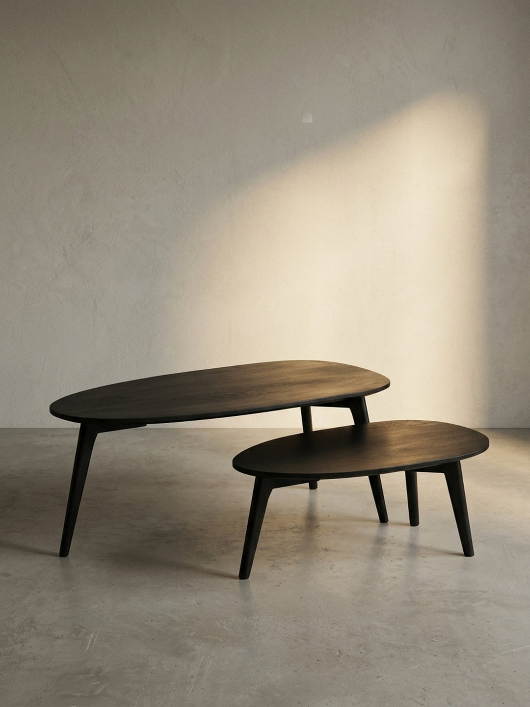 Das komplette Couchtisch-Set aus massivem Mangoholz in Schwarz, ein Paradebeispiel für skandinavisches Retro-Design mit seiner organischen Form._