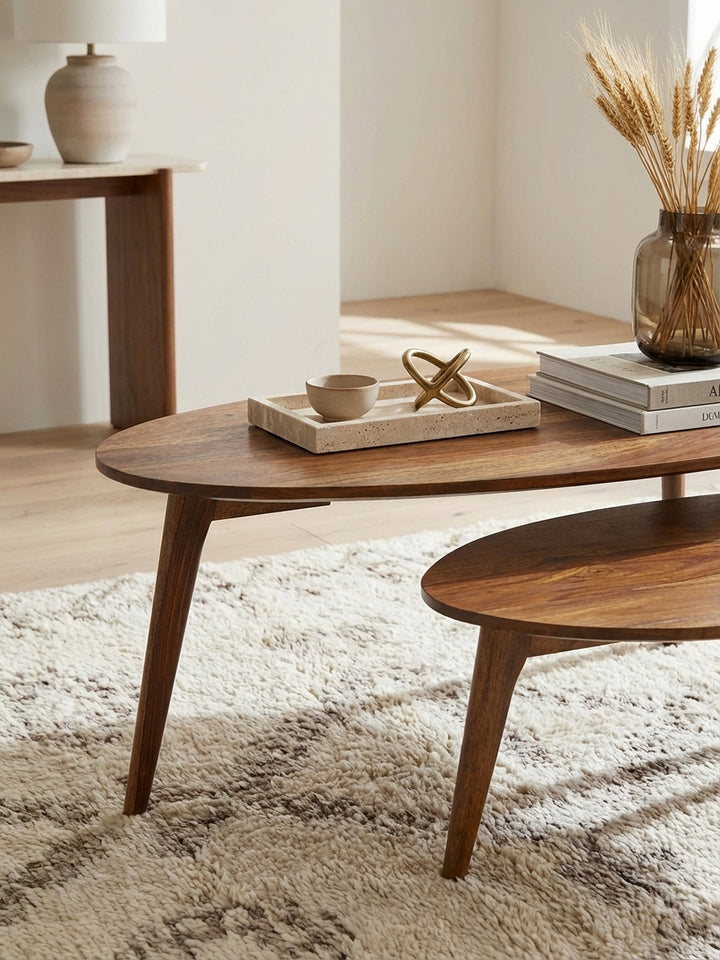Detailaufnahme der lebendigen Maserung des Sheesham Massivholzes des braunen Couchtischs, die die hochwertige, mit Klarlack versiegelte Oberfläche hervorhebt._