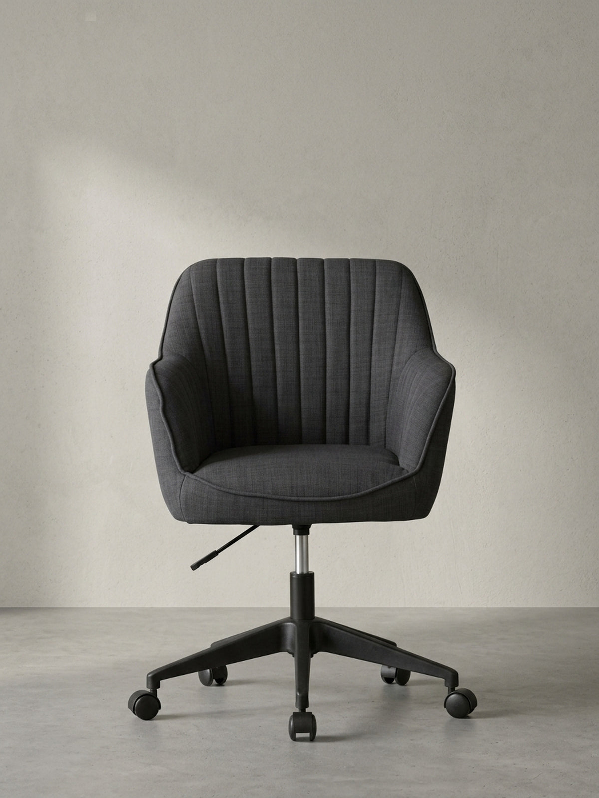 Bürostuhl aus Stoff mit Rollen und Armlehnen 65x65x90 cm Design Möbel Premium Qualität modern Home Office Einrichtung stilvoll Wohnen Interior Zuhause Wohnzimmer hochwertig elegant robust