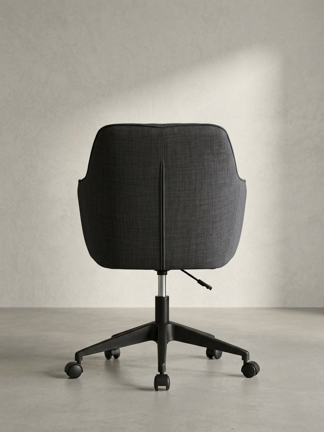 Bürostuhl Stoff anthrazit 65x65x90 cm robust langlebig mit Rollen und Armlehnen Möbel Wohnen Design Einrichtung modern Premium Home Office Interior Zuhause Wohnzimmer hochwertig elegant_