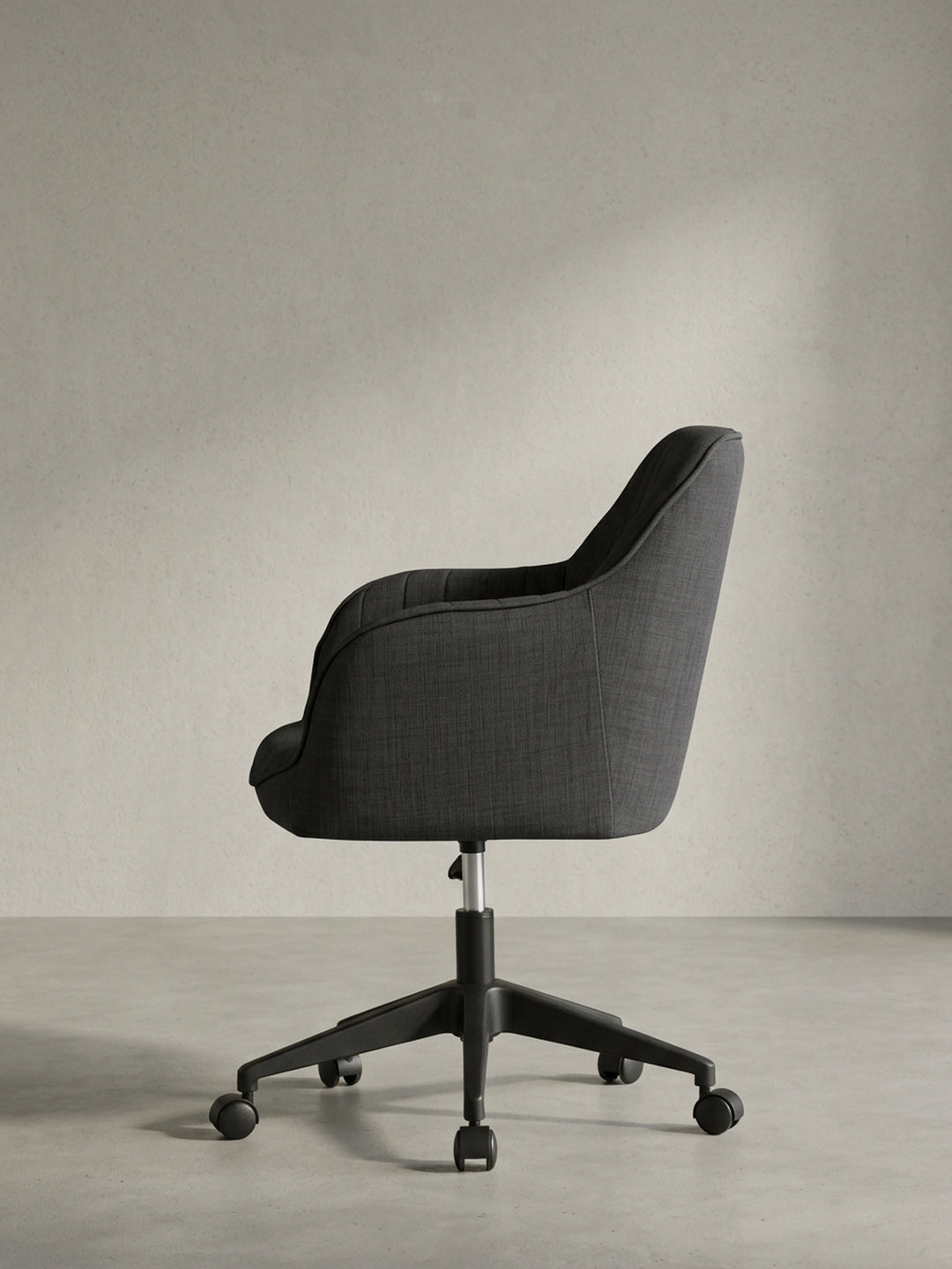 Bürostuhl Stoff anthrazit Design modern mit Rollen und Armlehnen 65x65x90 cm Möbel Einrichtung Home Office stilvoll zeitgenössisch elegant Wohnen Interior Zuhause Wohnzimmer hochwertig_