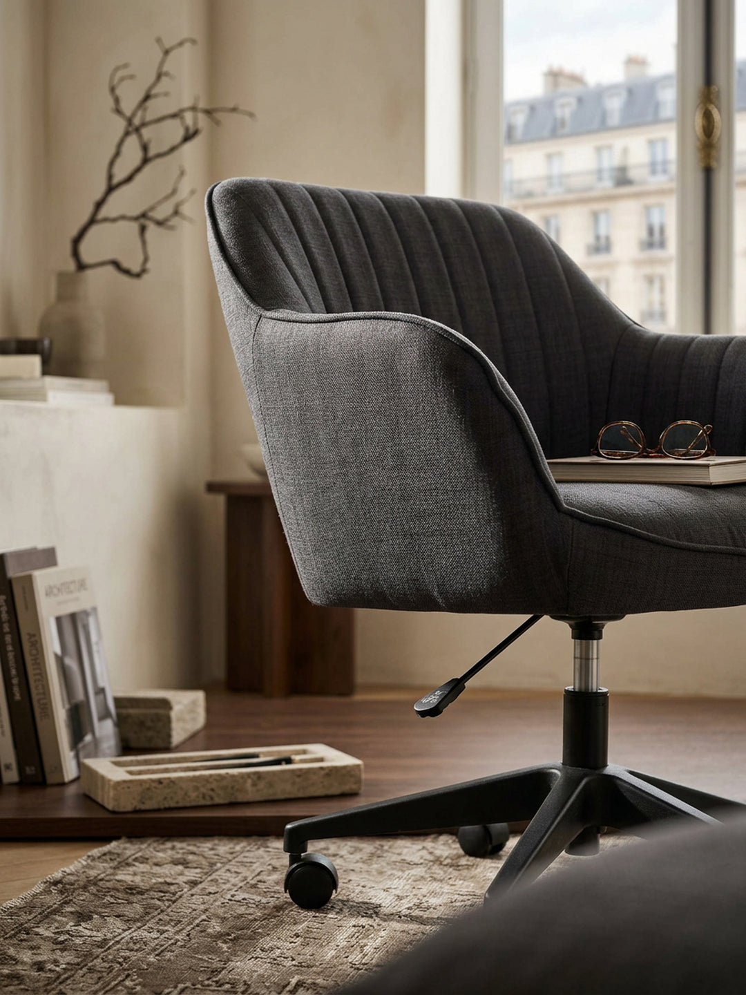 Bürostuhl Stoff anthrazit Nahaufnahme hochwertige Oberfläche Stoff mit sichtbarer Materialstruktur mit Rollen und Armlehnen Qualität Möbel Home Office Wohnen Einrichtung Interior Zuhause_