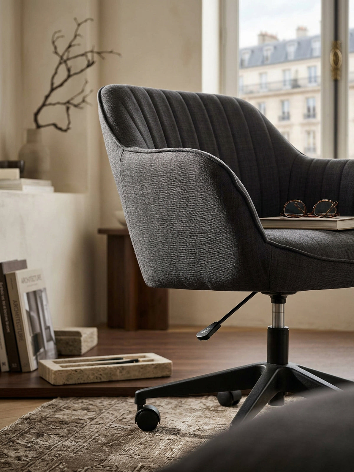 Bürostuhl Stoff anthrazit Nahaufnahme hochwertige Oberfläche Stoff mit sichtbarer Materialstruktur mit Rollen und Armlehnen Qualität Möbel Home Office Wohnen Einrichtung Interior Zuhause