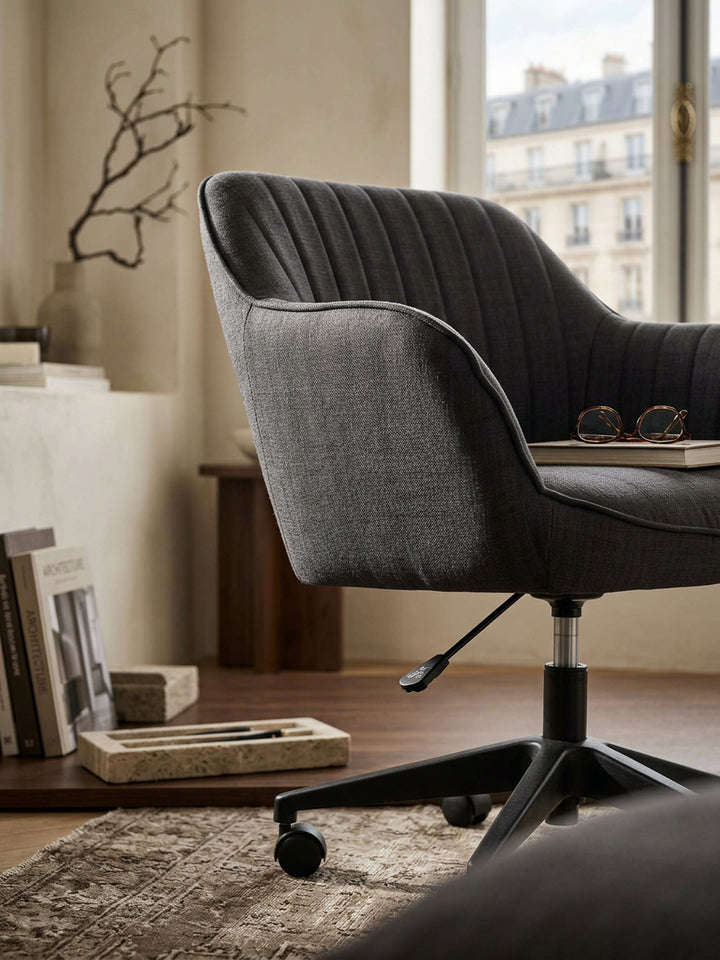 Bürostuhl Stoff anthrazit Nahaufnahme hochwertige Oberfläche Stoff mit sichtbarer Materialstruktur mit Rollen und Armlehnen Qualität Möbel Home Office Wohnen Einrichtung Interior Zuhause_