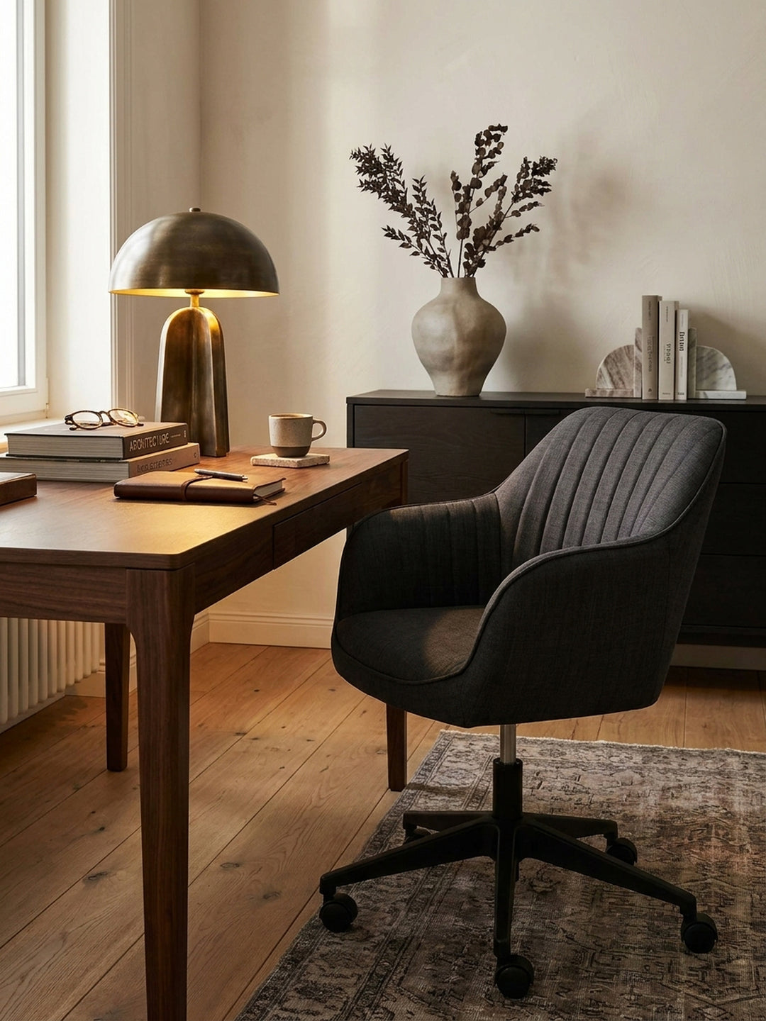 Bürostuhl aus Stoff im Einsatz Home Office dekoriert mit Styling-Accessoires Wohnatmosphäre mit Rollen und Armlehnen gemütlich eingerichtet Wohnen Einrichtung Interior Zuhause Design_
