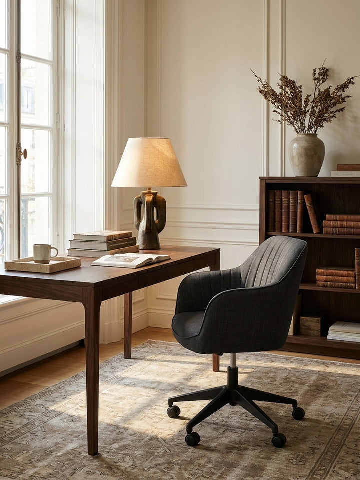 Bürostuhl Stoff anthrazit 65x65x90 cm kombiniert mit passenden Möbeln Home Office Einrichtungsidee Möbelensemble mit Rollen und Armlehnen harmonisch Wohnen Interior Zuhause Design Wohnzimmer_