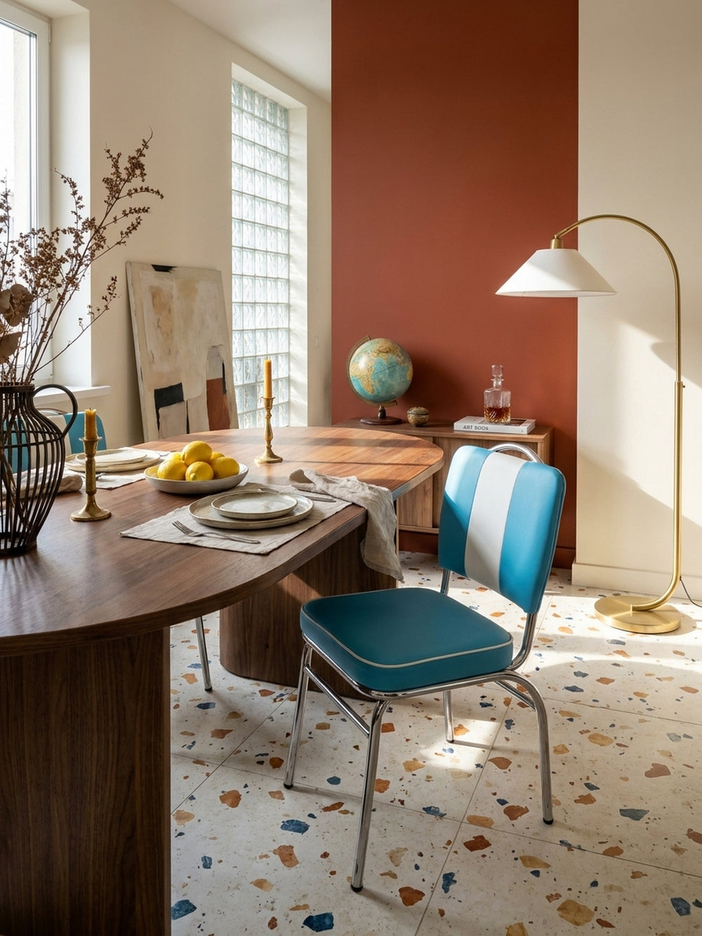 Esszimmerstuhl Kunstleder weiß Nahaufnahme glatte Kunstleder-Oberfläche weiß mit feiner Narbung und mattem Finish mit Polsterung Qualität Möbel Wohnen Einrichtung Interior Zuhause Design_