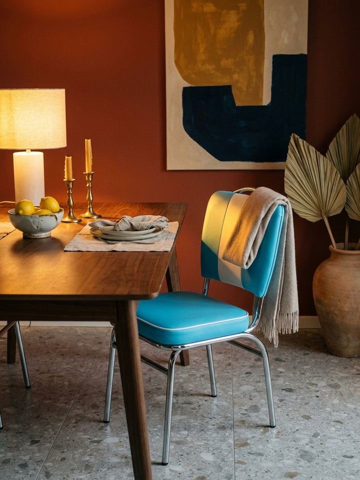 Esszimmerstuhl aus pflegeleichtem Kunstleder weiß im Einsatz Esszimmer dekoriert mit Styling-Accessoires Wohnatmosphäre mit Polsterung gemütlich eingerichtet Wohnen Einrichtung Interior_
