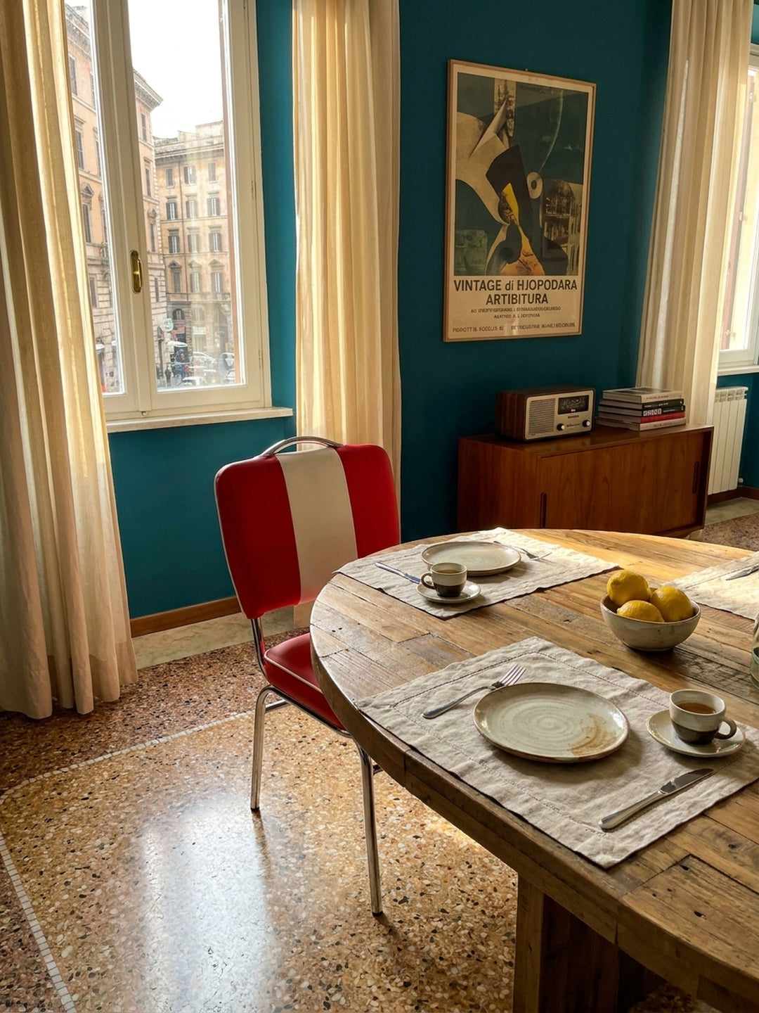 Esszimmerstuhl Kunstleder weiß Nahaufnahme glatte Kunstleder-Oberfläche weiß mit feiner Narbung und mattem Finish mit Polsterung Qualität Möbel Wohnen Einrichtung Interior Zuhause Design_