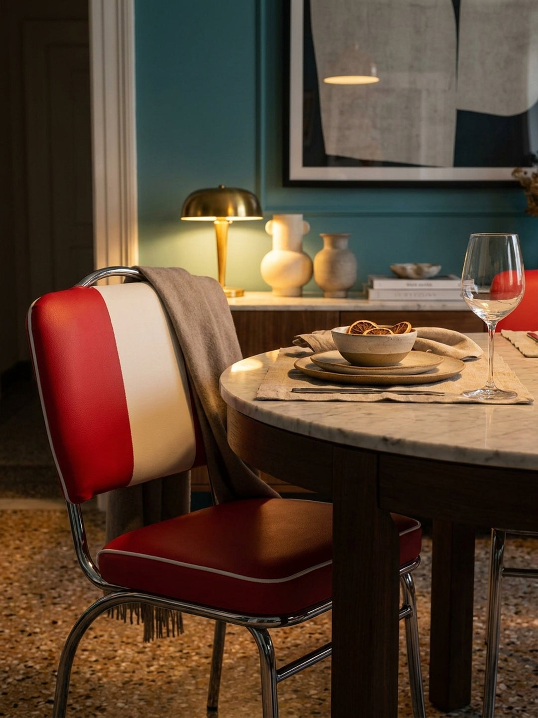 Esszimmerstuhl aus pflegeleichtem Kunstleder weiß im Einsatz Esszimmer dekoriert mit Styling-Accessoires Wohnatmosphäre mit Polsterung gemütlich eingerichtet Wohnen Einrichtung Interior_