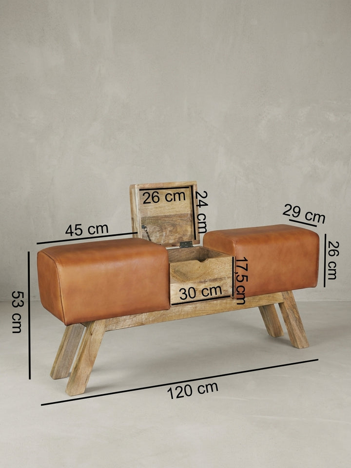 Rückansicht und Konstruktionsdetails der Sitzbank aus Mangoholz. Die sauberen Übergänge zwischen dem Echtleder der Polsterung und dem stabilen Holzkorpus zeugen von echter Handarbeit._