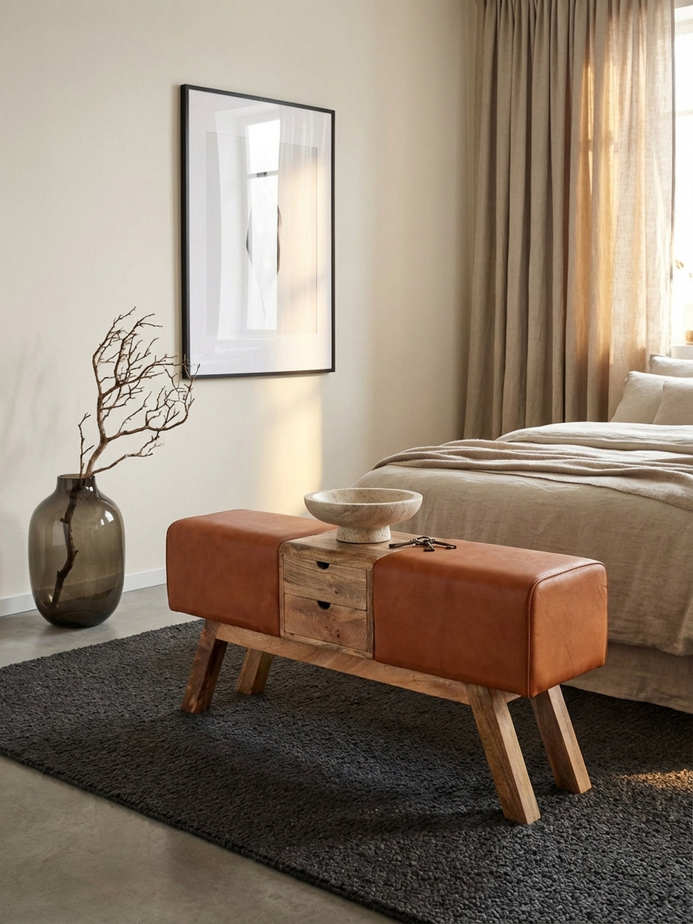 Die Design Sitzbank aus braunem Leder und Mangoholz steht als Blickfang in einem modernen Eingangsbereich auf einem dunklen Teppich, stilvoll dekoriert._