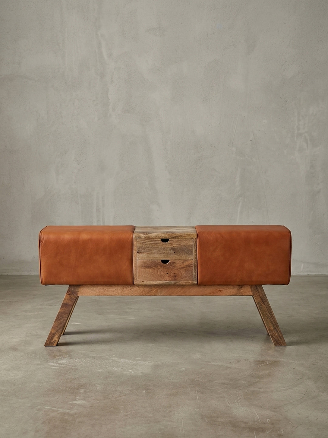 Seitenansicht der Leder-Sitzbank, die ihre schlanke Silhouette von 30 cm Tiefe und die charakteristische Form des Turnbocks mit Massivholz-Gestell hervorhebt._