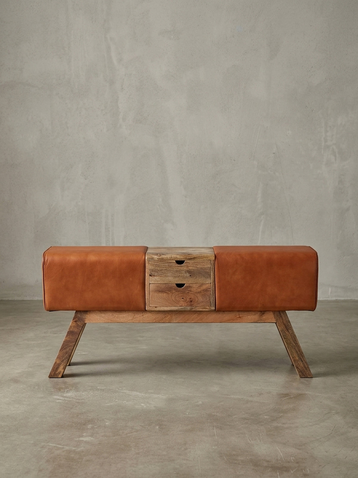 Seitenansicht der Leder-Sitzbank, die ihre schlanke Silhouette von 30 cm Tiefe und die charakteristische Form des Turnbocks mit Massivholz-Gestell hervorhebt.