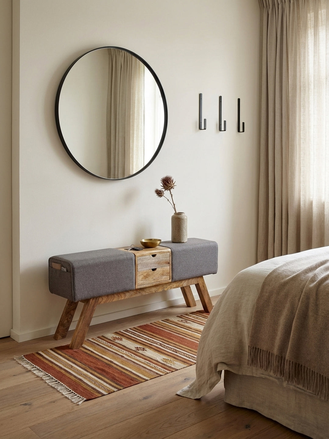 Design Sitzbank aus grauem Stoff und Mango Massivholz in einem hellen, einladenden Flur, stilvoll als Garderobenbank mit Dekoration in Szene gesetzt._