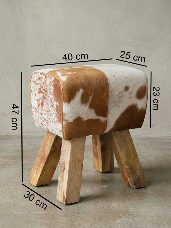 Detaillierte Rückansicht der stabilen Beinbefestigung am handgefertigten Holzschemel, die die hochwertige Verarbeitung für eine lange Lebensdauer im Alltag dokumentiert._