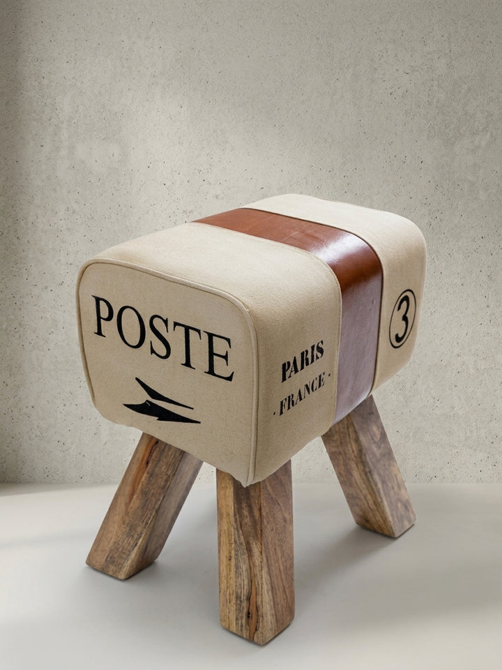 Maßskizze des Turnhockers: Exakte Abmessungen von 40 cm Länge, 30 cm Tiefe und 47 cm Höhe. Die kompakten Maße machen ihn zum idealen und platzsparenden Beistellhocker für das Wohnzimmer._