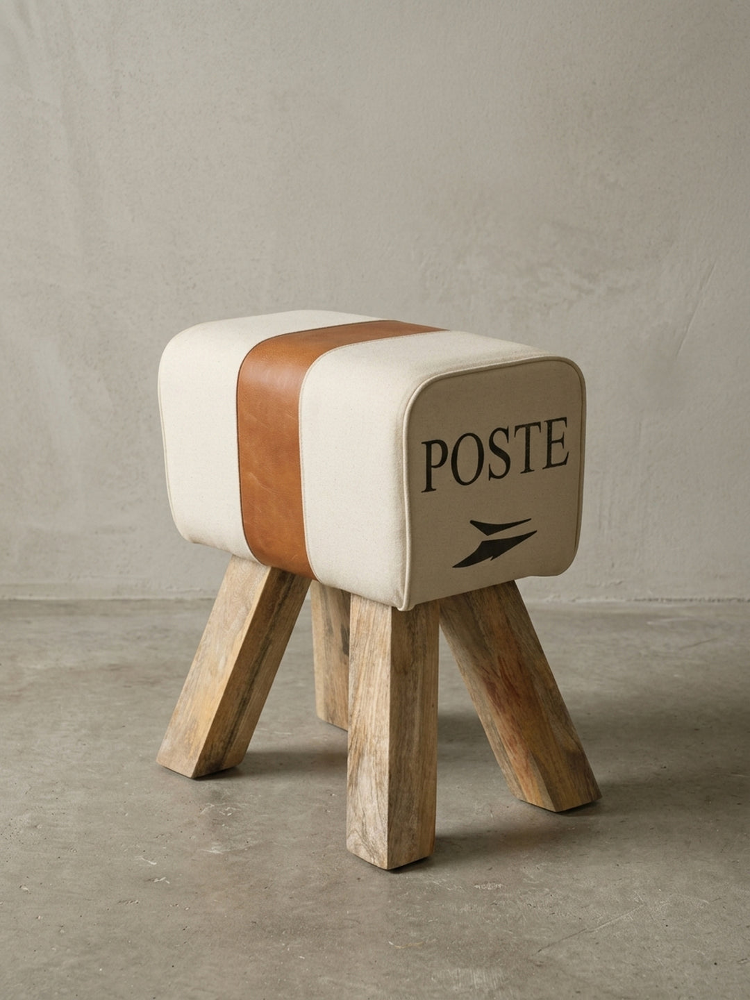 Vorderansicht des kompakten Turnhockers. Der 47 cm hohe Beistellhocker zeigt markante schwarze POSTE Aufdrucke auf hellem Stoff, stabil getragen von vier massiven Mangoholz Beinen._