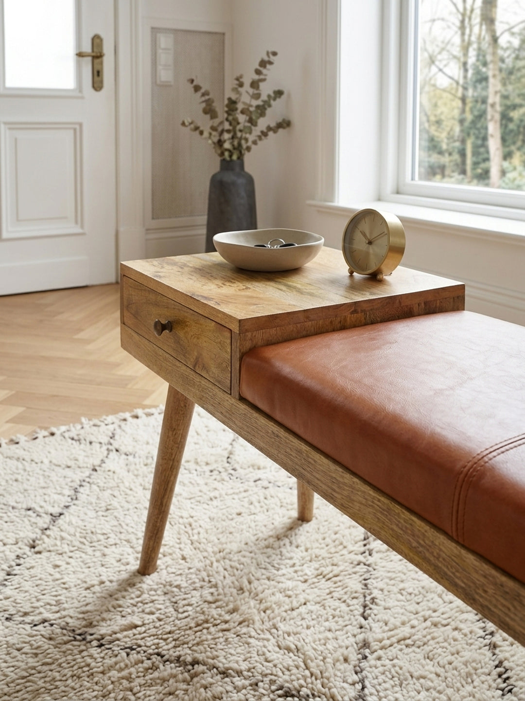 Detailaufnahme der hochwertigen Ziegenleder-Sitzfläche und der markanten Mangoholz-Maserung. Die gepolsterte Lederbank besticht durch natürliche Materialien und Handarbeit._