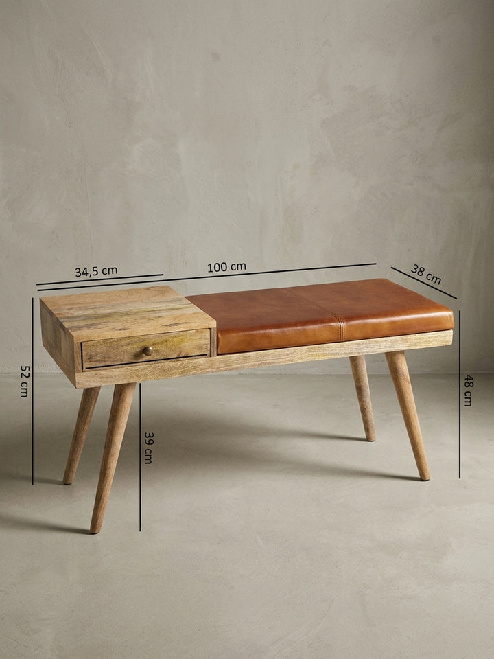 Rückansicht der eleganten Sitzbank im Retro Stil. Die saubere Verarbeitung des massiven Mangoholzes und die stabile Befestigung der ausgestellten Holzbeine sind erkennbar._