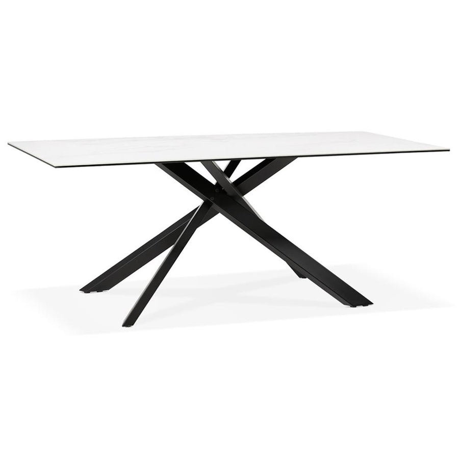 Eleganter Esstisch KILAN mit einer glänzenden - marmorähnlichen Keramikoberfläche und einem markanten schwarzen Metallgestell_