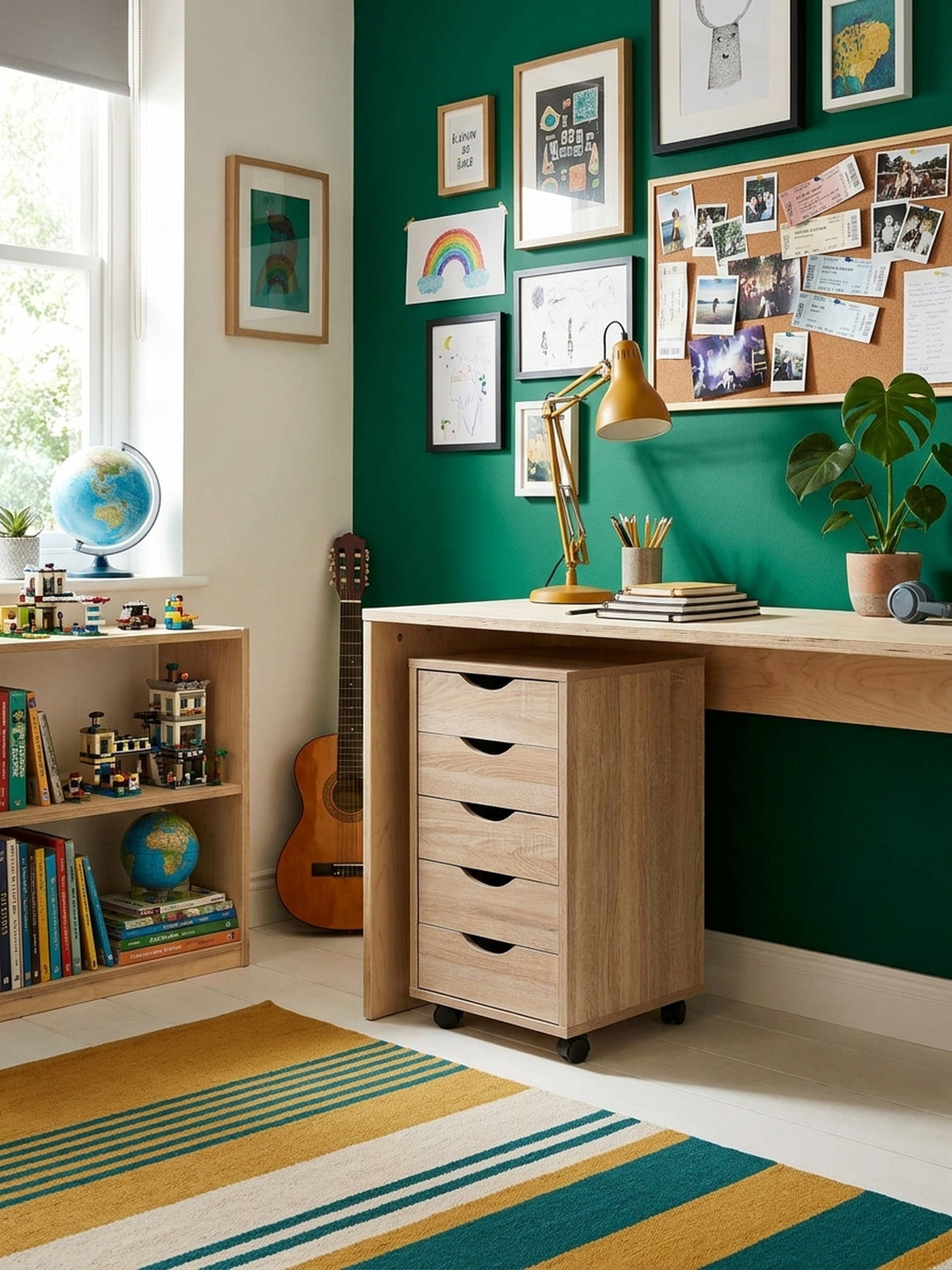 Detailansicht der obersten Schublade des Rollschranks in Eichenoptik mit einer matten Keramiktasse und Architekturmagazinen vor kalkierter Wand._