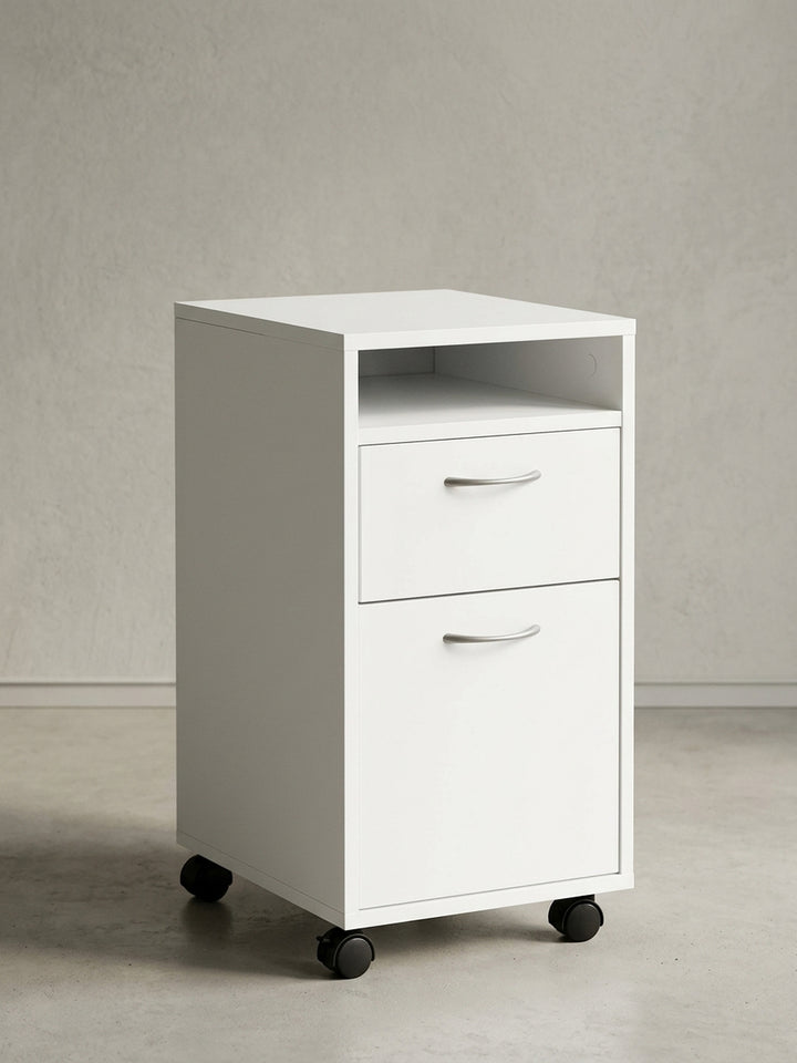 Moderner Rollcontainer in strahlendem Weiß in der Frontalansicht. Der 63cm hohe Schubladenschrank zeigt ein offenes Fach, eine Schublade und eine Tür mit silbernen Metallgriffen._