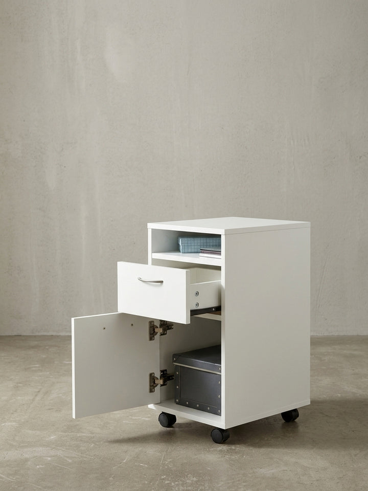 Alternative Perspektive der weißen Roll-Kommode, die die leichtgängigen Rollen und das praktische offene Ablagefach für Dokumente und Büromaterialien im Detail fokussiert._