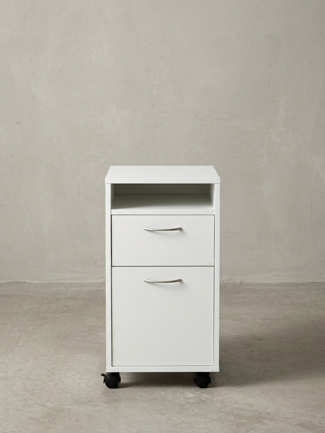 Makroaufnahme der eleganten silbernen Bogengriffe an der Schublade des weißen Bürocontainers. Hochwertige Beschläge ergänzen das moderne Design dieses Schreibtisch-Unterschranks._