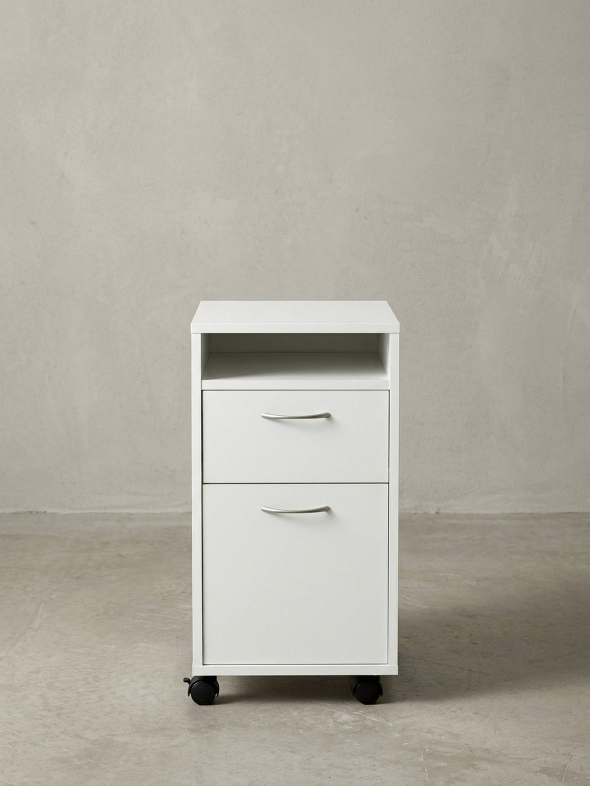 Makroaufnahme der eleganten silbernen Bogengriffe an der Schublade des weißen Bürocontainers. Hochwertige Beschläge ergänzen das moderne Design dieses Schreibtisch-Unterschranks.