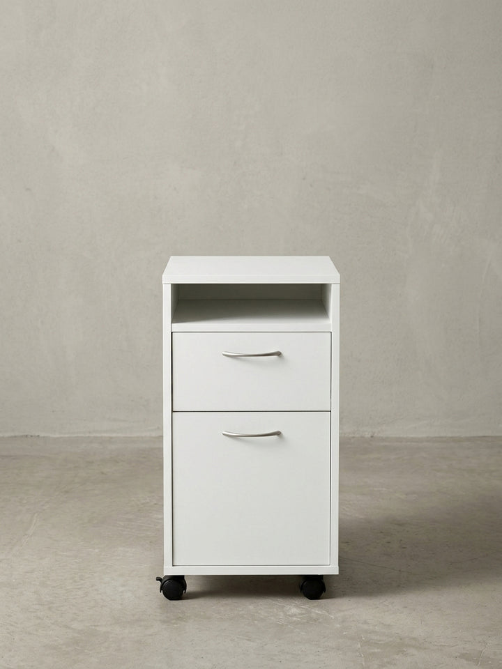 Makroaufnahme der eleganten silbernen Bogengriffe an der Schublade des weißen Bürocontainers. Hochwertige Beschläge ergänzen das moderne Design dieses Schreibtisch-Unterschranks._