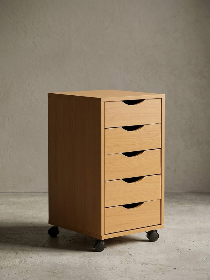 Freigestellter Rollcontainer in Buche Frontalansicht. Der 64cm hohe Bürocontainer besticht durch sein schlichtes Design mit 5 Auszügen und schwarzen Kunststoffrollen._