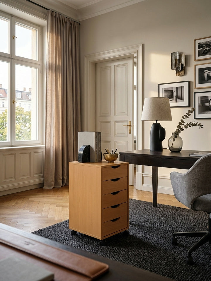 Eleganter Rollcontainer aus MDF in warmer Buche (33x64x38cm) mit 5 Schubladen, stilvoll integriert in ein modernes Home Office mit Eichenparkett und hochwertigem Dekor._