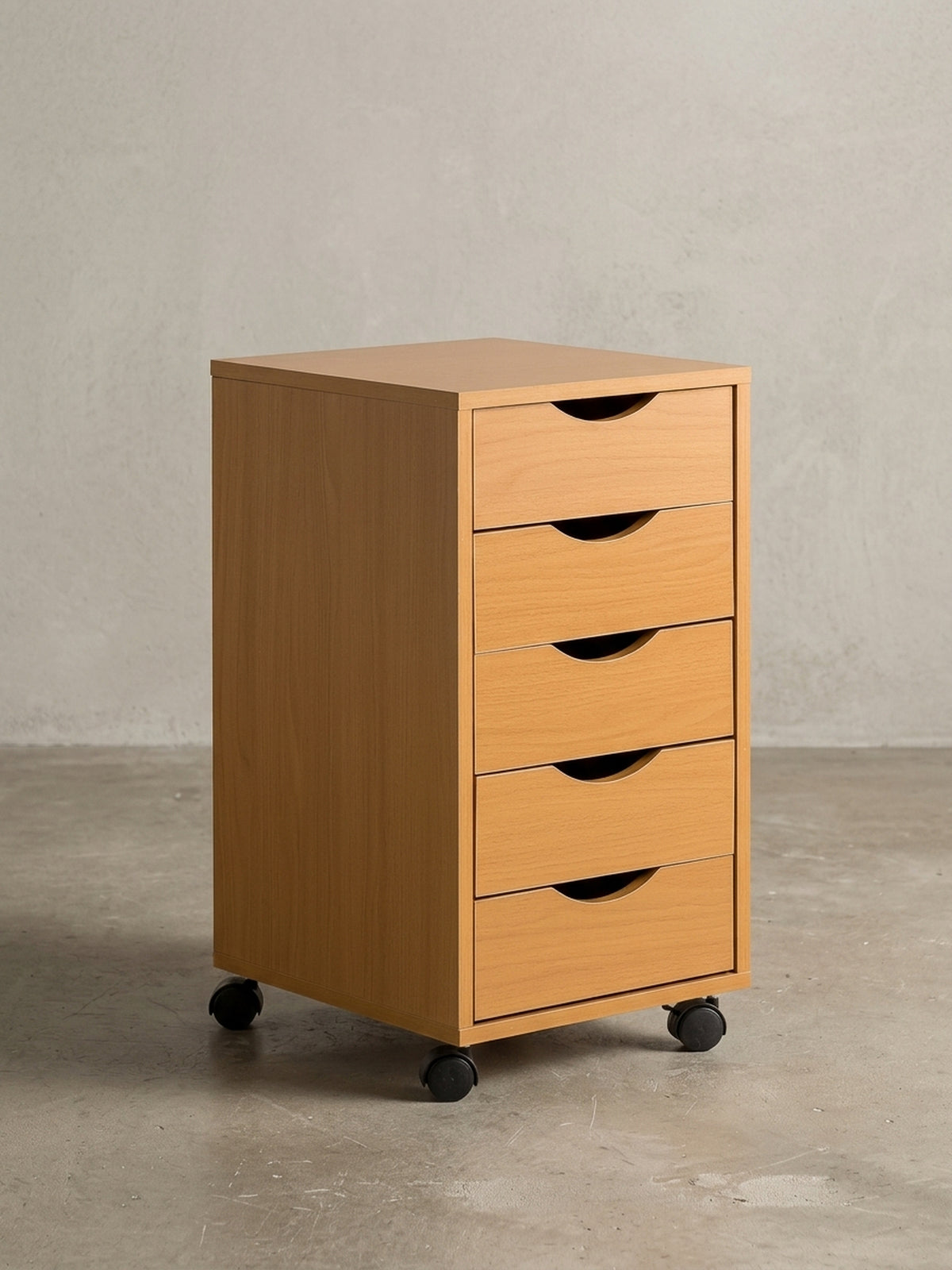 Fokus auf die ergonomische Griffmulde der oberen Schublade des Bürocontainers. Die saubere Kantenverarbeitung des MDF-Holzes in Buche garantiert langlebige Nutzung im Alltag.