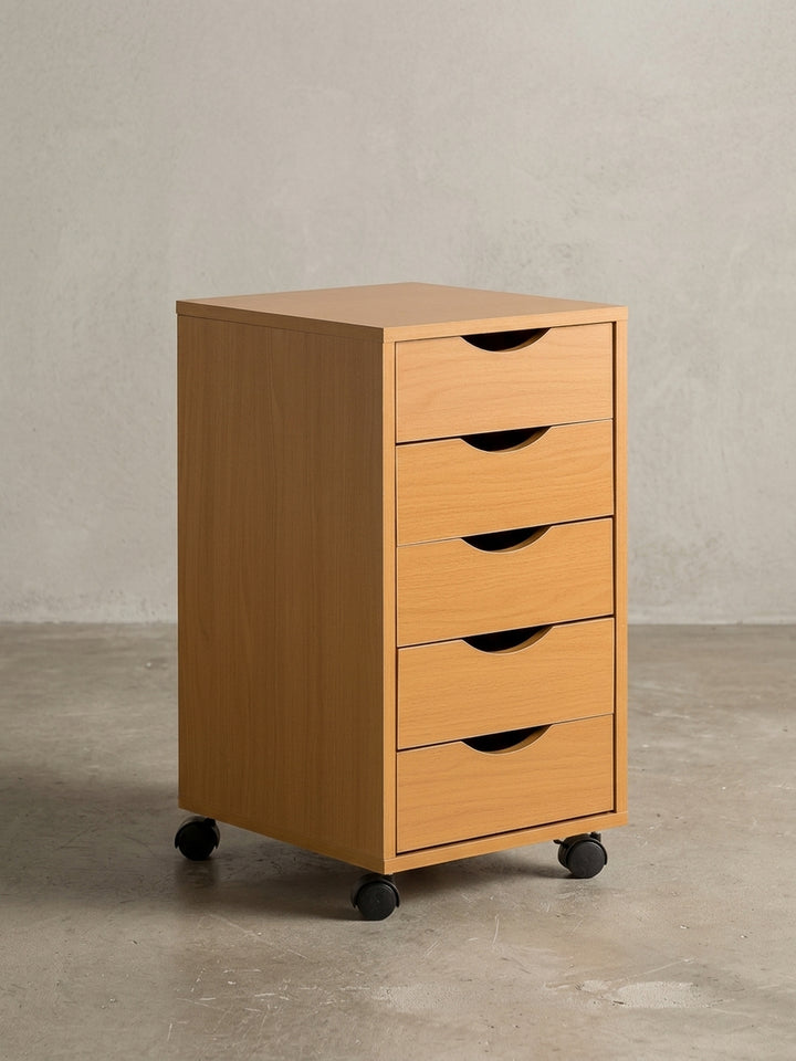 Fokus auf die ergonomische Griffmulde der oberen Schublade des Bürocontainers. Die saubere Kantenverarbeitung des MDF-Holzes in Buche garantiert langlebige Nutzung im Alltag._