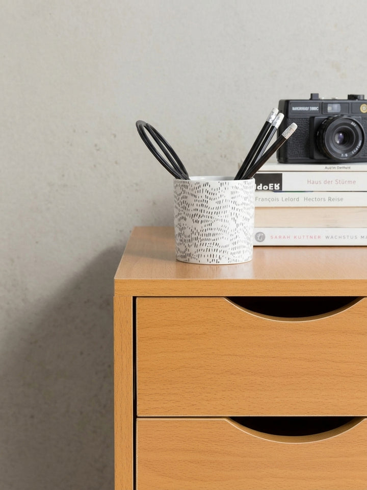 Studioaufnahme des Rollcontainers aus Holz in Buche-Optik mit Bemaßung. Der Bürocontainer ist 64 cm hoch, 33 cm breit und 38 cm tief und hat fünf Schubladen._