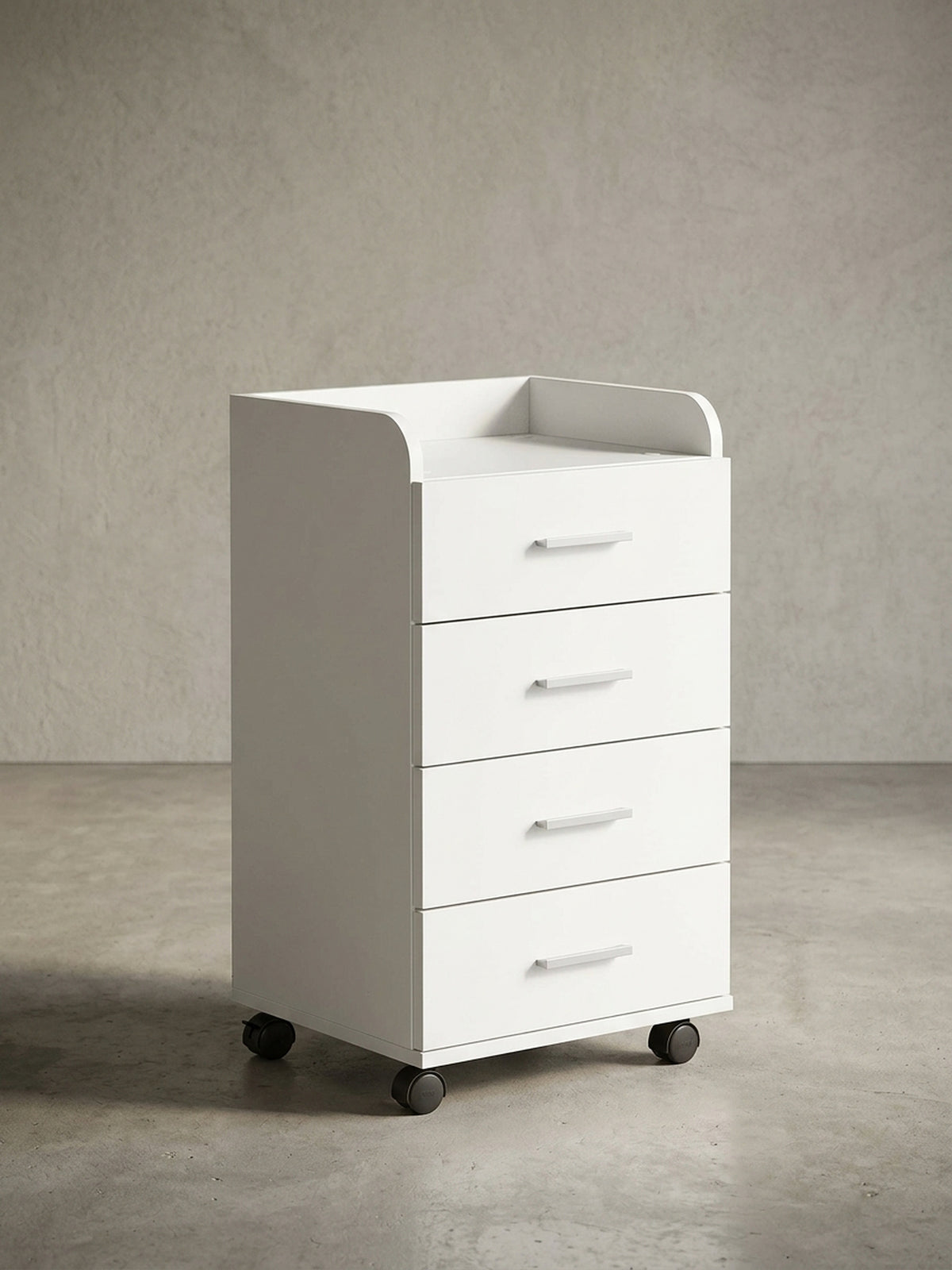 Freistehender weißer Rollcontainer für das Büro auf neutralem Hintergrund. Der 71cm hohe Schubladenschrank bietet viel Stauraum mit vier Schubladen auf schwarzen Leichtlaufrollen.