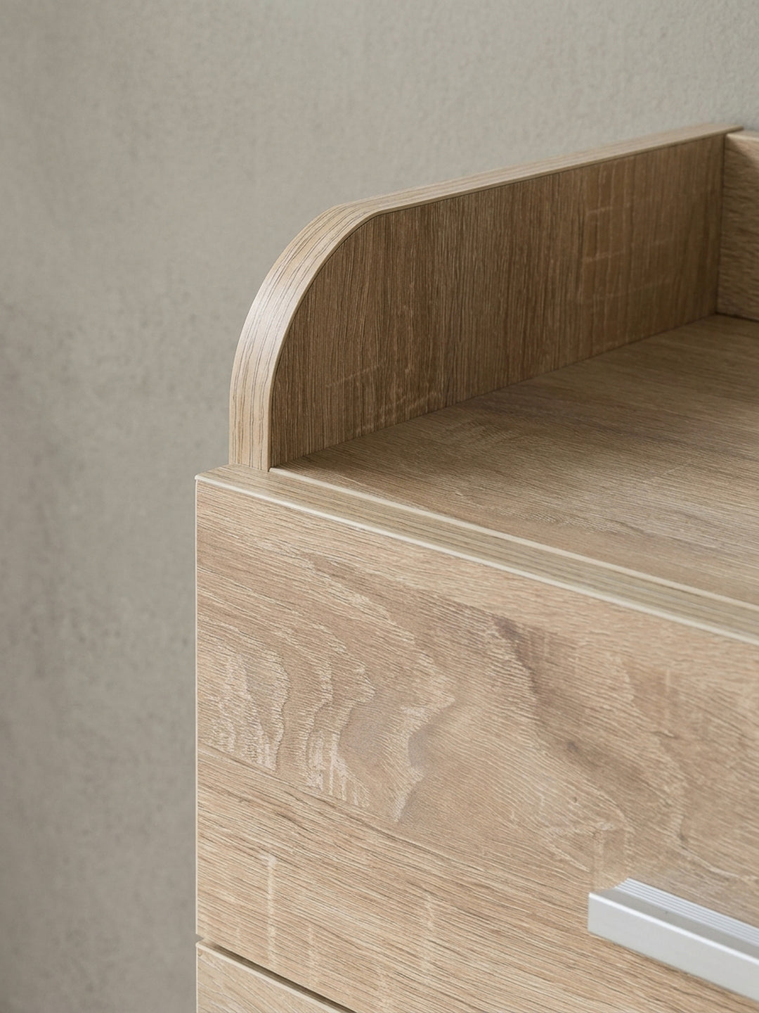 Gesamtübersicht des zerlegt gelieferten Rollcontainers in Holzoptik. Das zeitlose Design des Bürocontainers mit vier Auszügen passt ideal zu modernen Schreibtischen und Regalen._