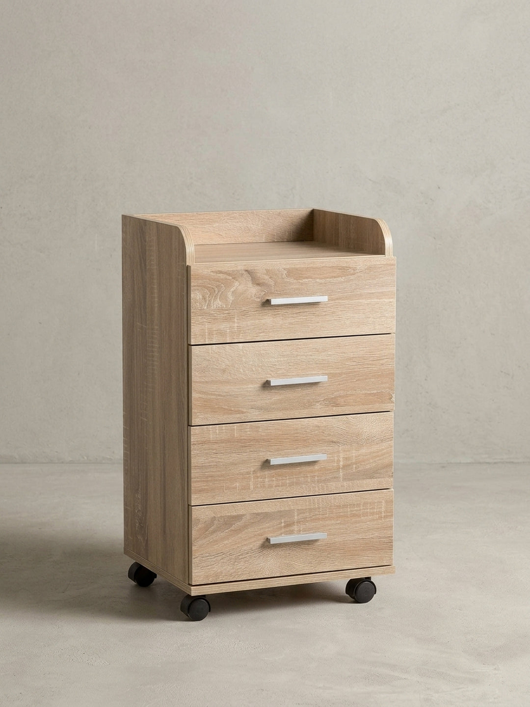 Nahaufnahme der matten, silbernen Handgriffe und der schwarzen Kunststoffrollen am Sonoma Eiche Schubladenschrank. Hochwertige Details des 71cm hohen Home Office Standcontainers._