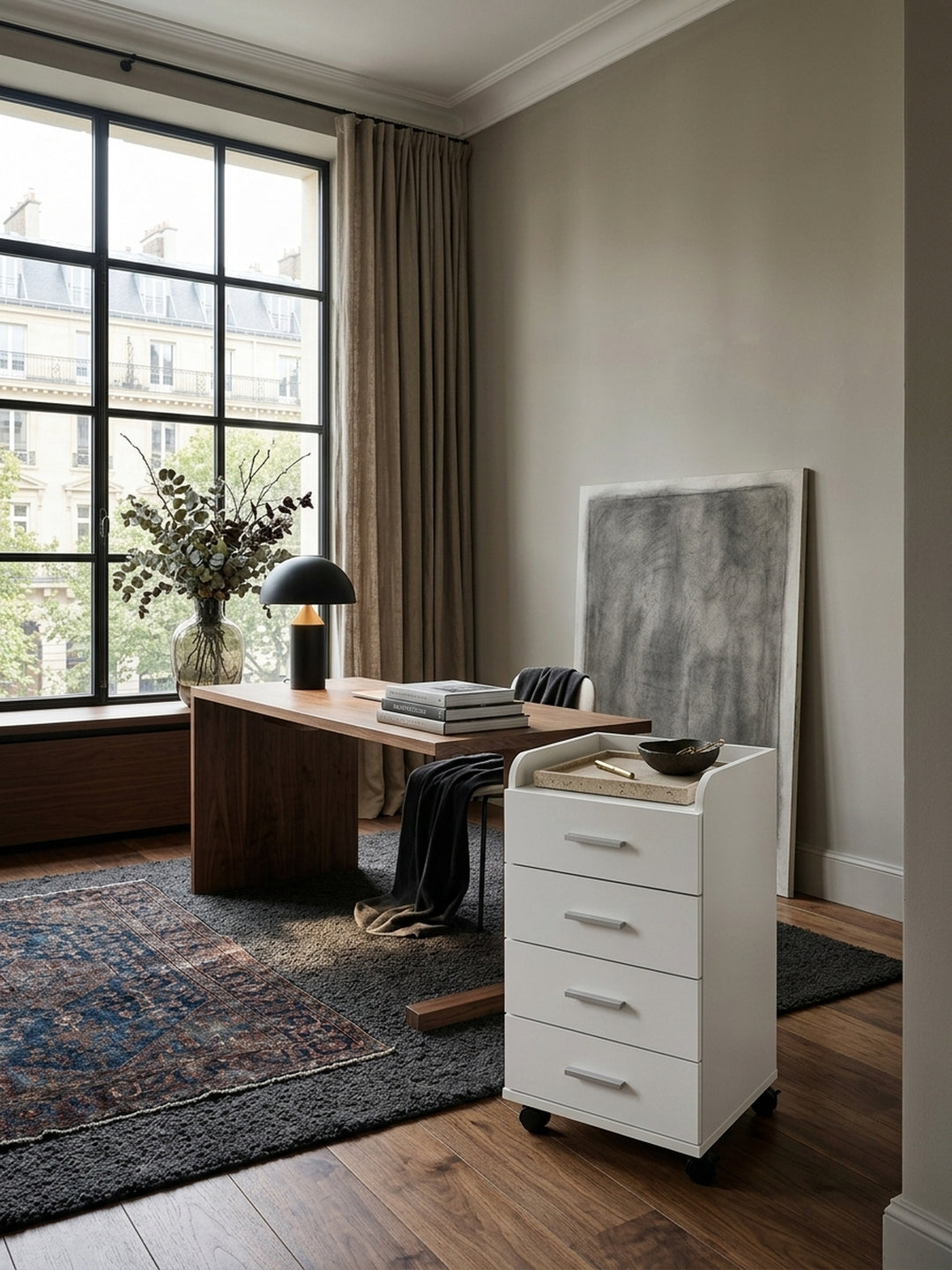 Eleganter weißer Rollcontainer mit 4 Schubladen in einem luxuriösen Home Office mit Nussbaum-Schreibtisch, perfekt als minimalistischer Beistellcontainer für das Arbeitszimmer._