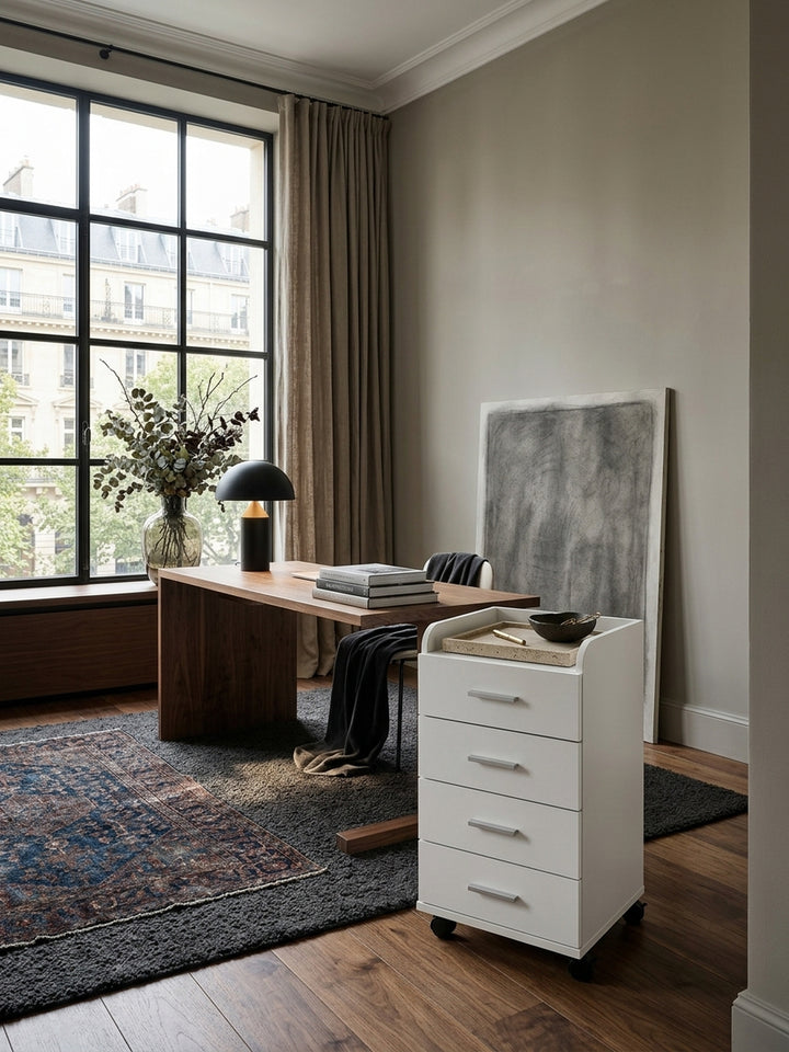 Eleganter weißer Rollcontainer mit 4 Schubladen in einem luxuriösen Home Office mit Nussbaum-Schreibtisch, perfekt als minimalistischer Beistellcontainer für das Arbeitszimmer._