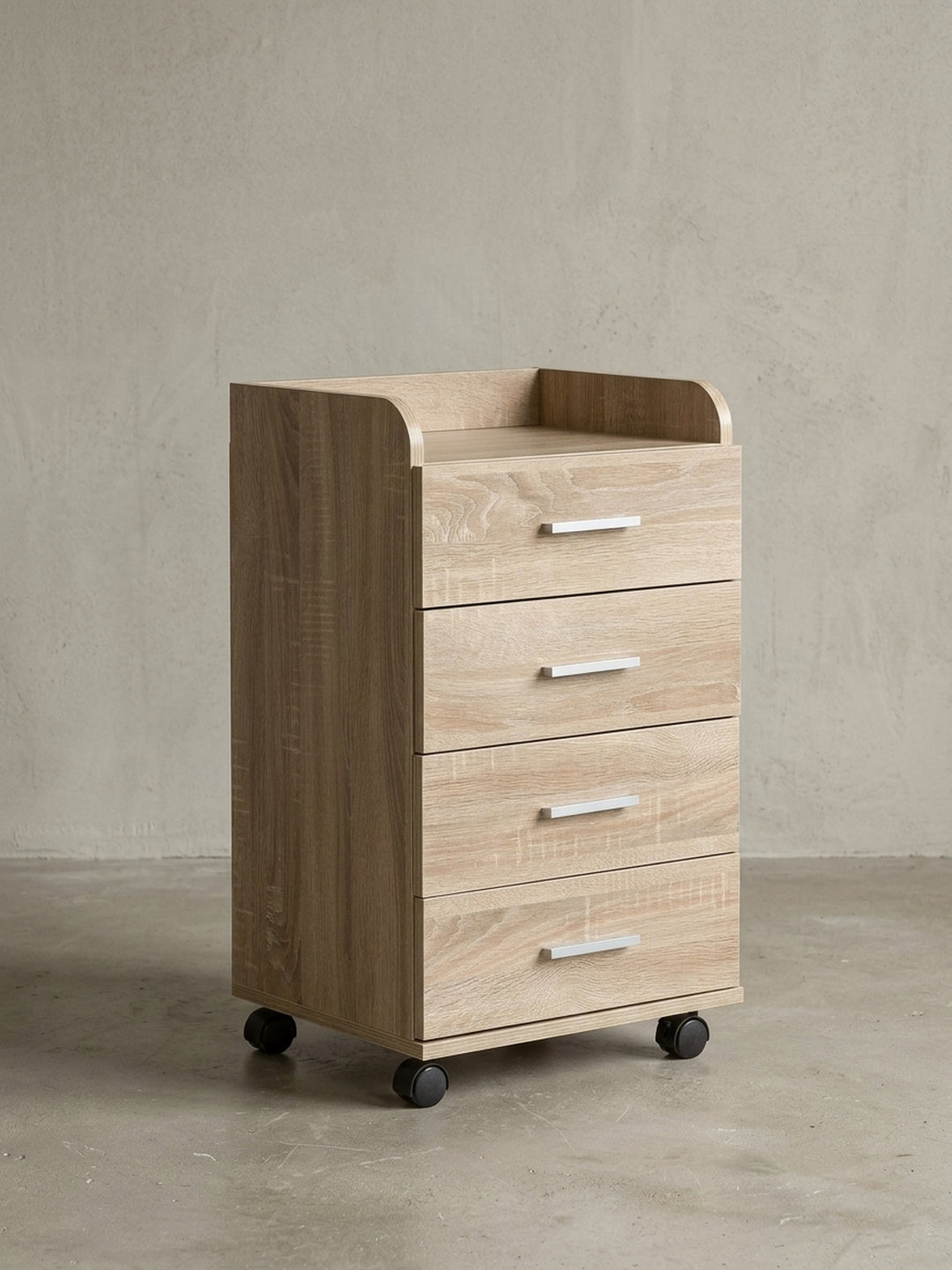 Moderner Rollcontainer in heller Eichenoptik auf weißem Hintergrund. Der freistehende Schubladenschrank mit vier Fächern und Ablagefläche besticht durch funktionales Design._