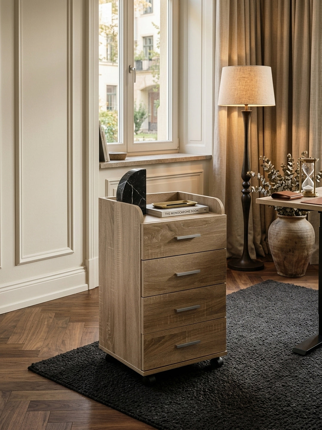 Aufsicht auf den hellen Bürocontainer mit vier Schubladen im modernen Arbeitszimmer. Der Rollschrank aus Holzwerkstoff fügt sich perfekt in die exklusive Raumgestaltung ein._